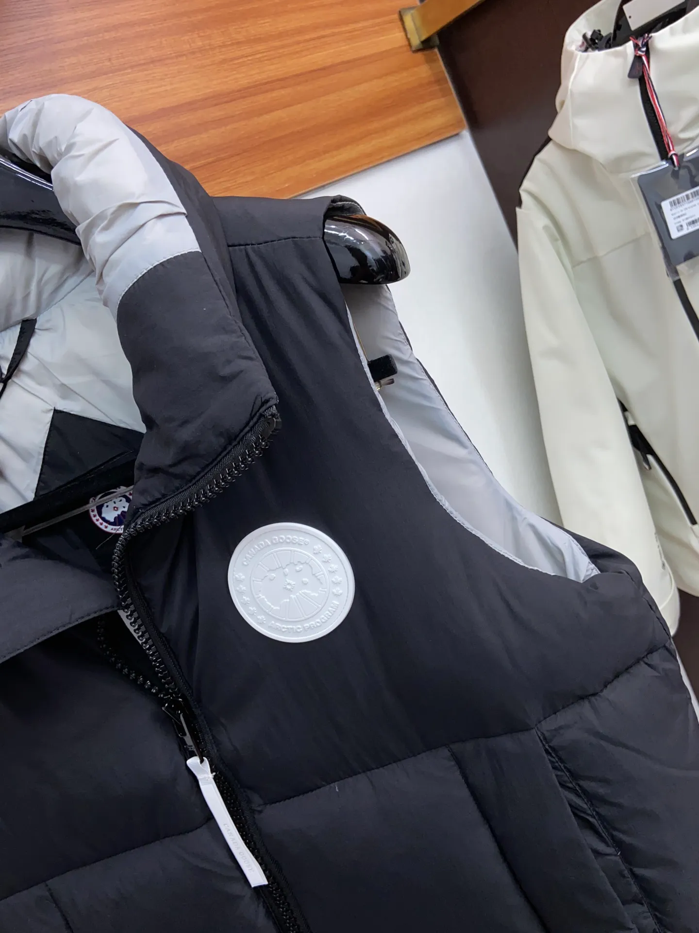 P520 original single version exclusive release #𝘾𝘼𝙉𝘼𝘿𝘼 𝙂𝙊𝙊𝙎𝙀/𝙅𝙪𝙣𝙘𝙩𝙞𝙤𝙣 top original TOP version restored ZP up to 98%‼ ️ CANADA GOOSE/Canada Goose Pastels Pastel Series Everett White Label Vest This versatile Everett vest is a lightweight layering item suitable for wearing in all seasons. It is trimmed in all white and equipped with D-rings for hanging gloves or other daily items when outside. It is ideal for travel and unpredictable weather conditions. The pocket openings and cuff edges are reinforced with CORDURA fabric for durability. The reflective stripes on the back of the collar improve visibility in dim environments, making it the first choice for travel. Note: In order to maximize profits during the production process, some businesses add toxic waste silk, 50 velvet, hand-feel velvet, etc. into the clothes! It is said to be 90% white duck down, purchasing agent level, or even more exaggeratedly said to be 90% white goose down, to fool the layman! (You can consult the official Big Goose. All authentic styles are made of white duck down) ⚠️ Remember, you get what you pay for! Don't be greedy for small gains, or you will suffer big losses!  Size: XS S M L XL Color: Black Melt Water Blue Soft Pink Moonlight Lime
